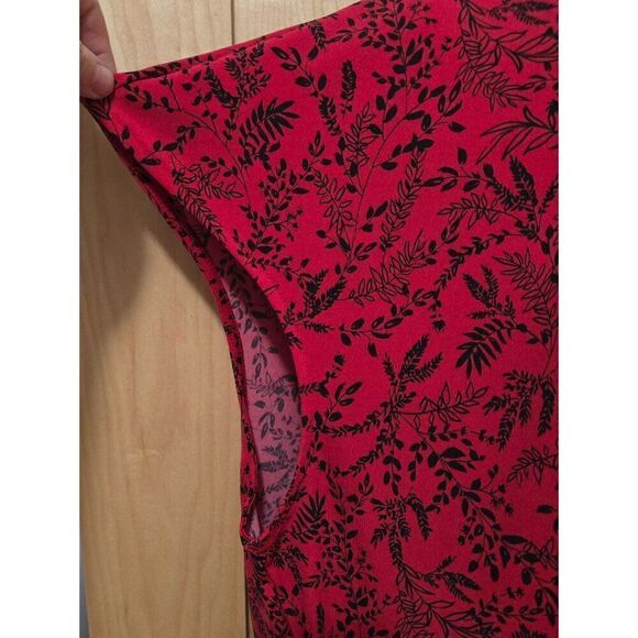 Red & Black Leaf Pattern Womens Blouse With Pleated Front Design & Cap Sleeves - Picture 4 of 9